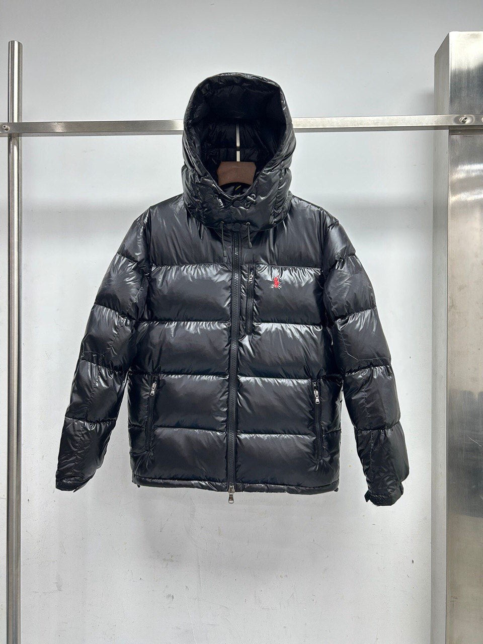 Chaqueta acolchada con capucha negra brillante