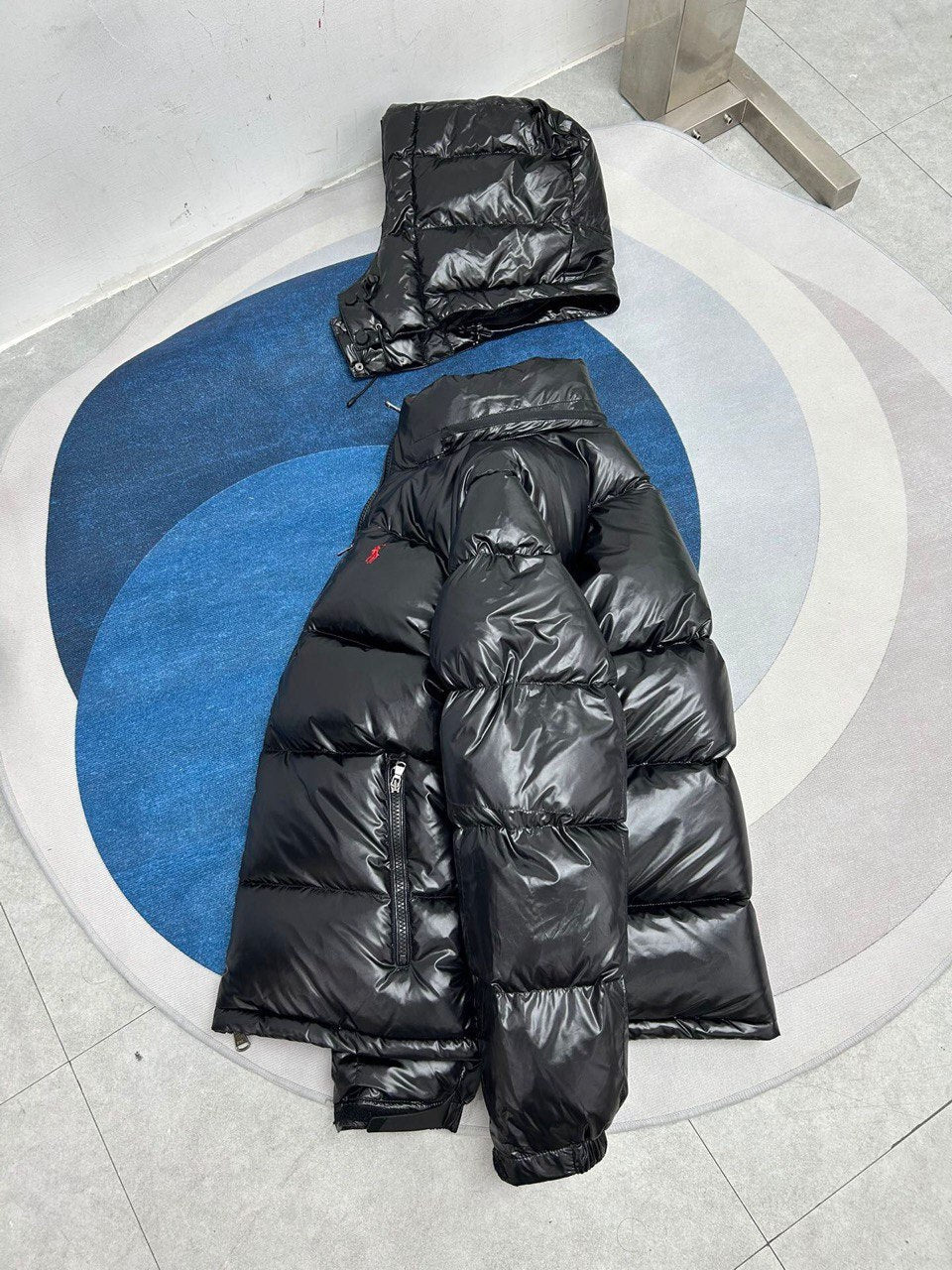 Chaqueta acolchada con capucha negra brillante