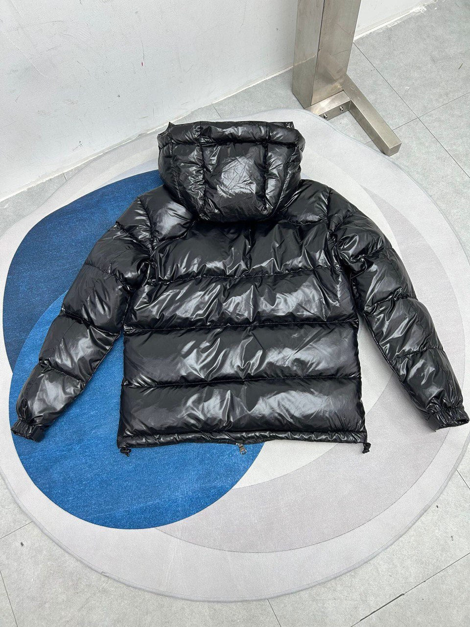 Chaqueta acolchada con capucha negra brillante