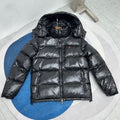 Chaqueta acolchada con capucha negra brillante