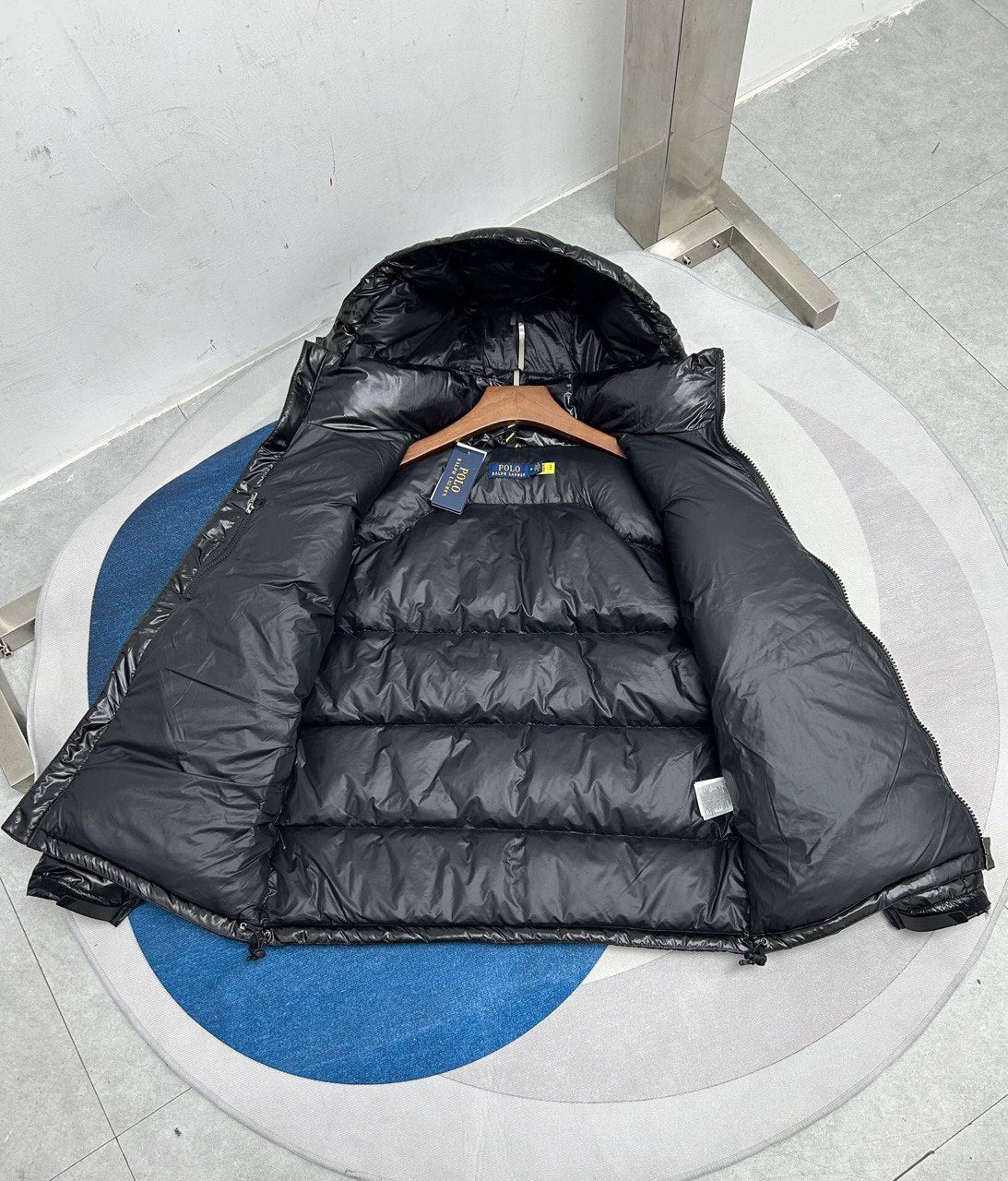 Chaqueta acolchada con capucha negra brillante