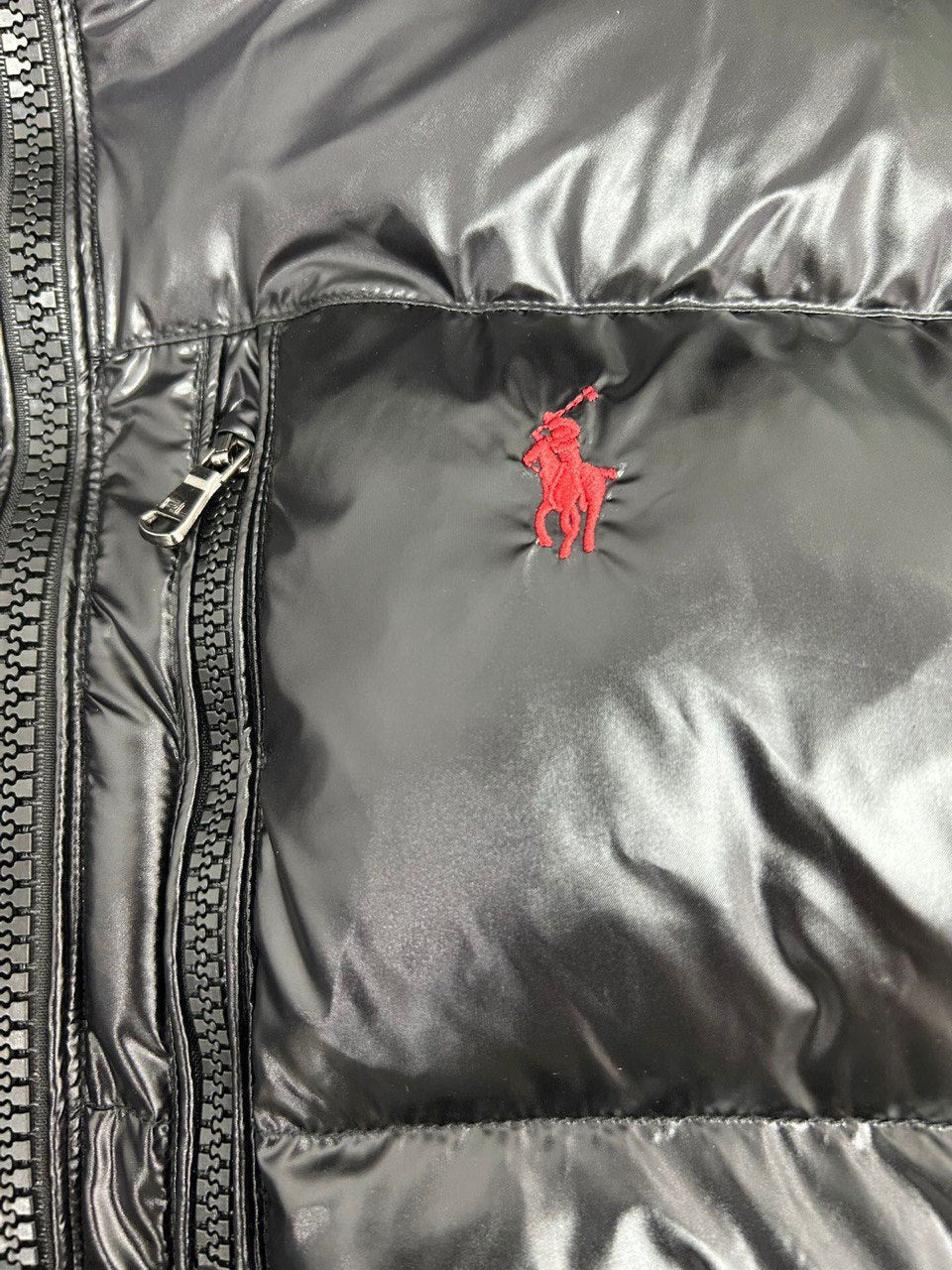 Chaqueta acolchada con capucha negra brillante