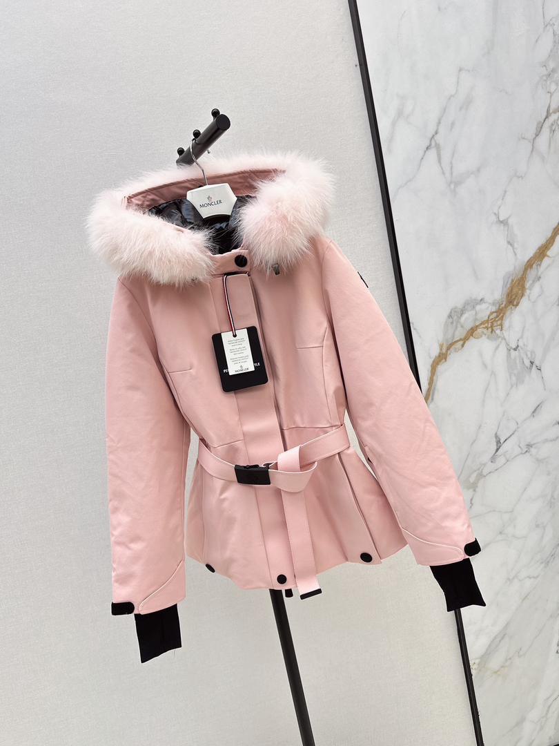 Chaqueta de invierno con cinturón y ribete de piel