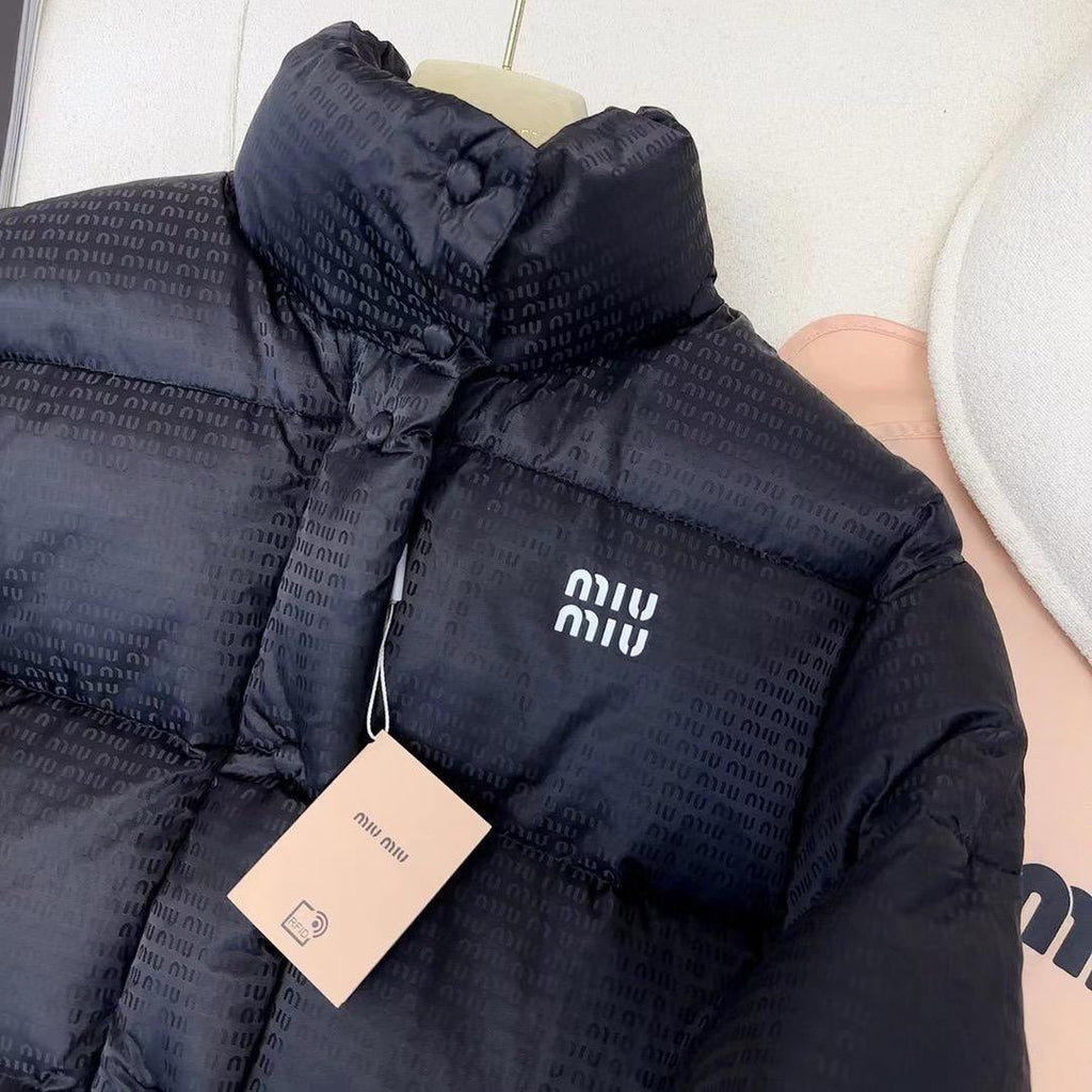 Chaqueta acolchada negra brillante