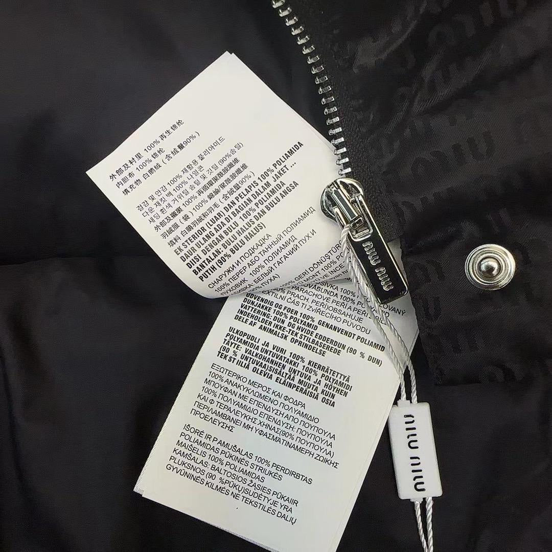 Chaqueta acolchada negra brillante