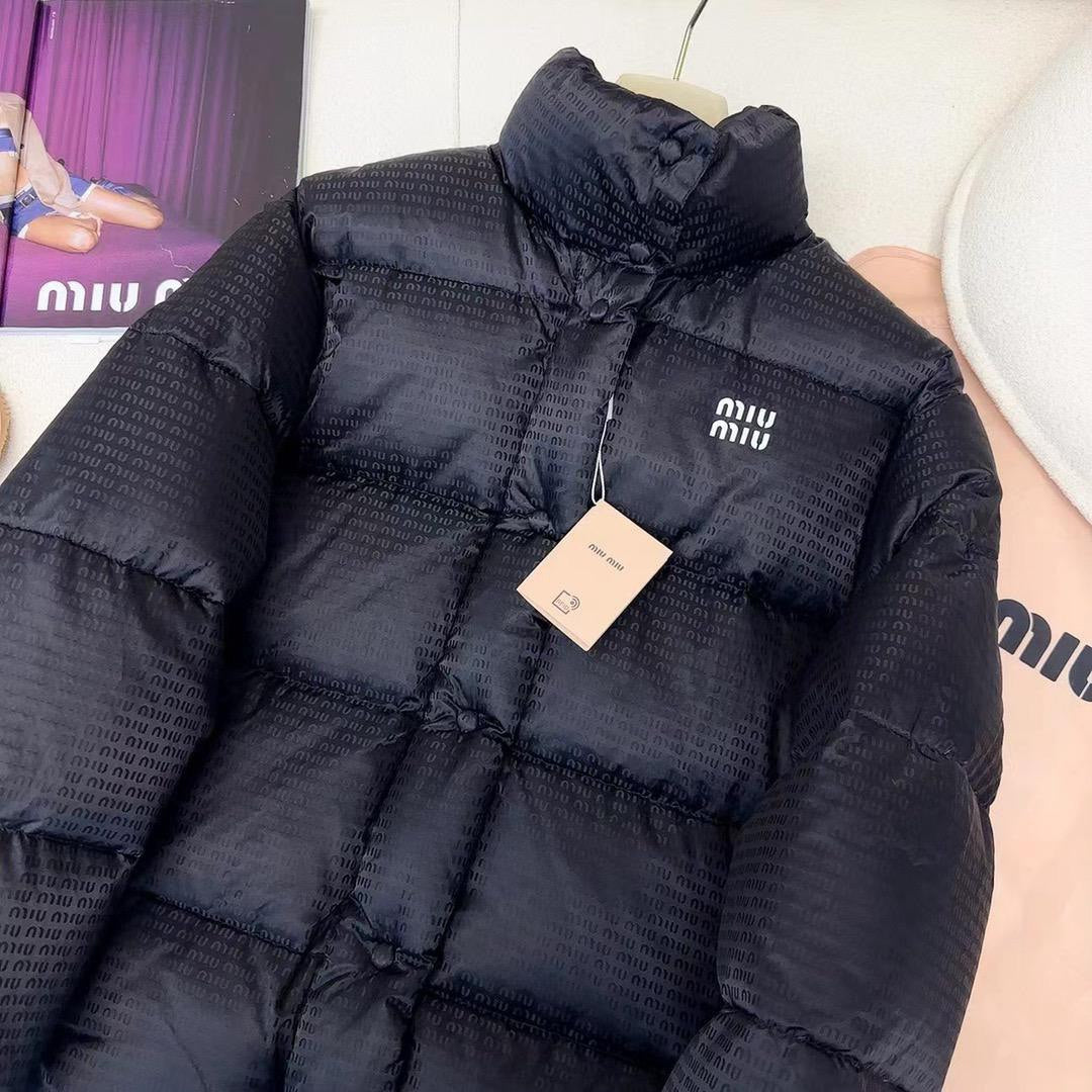 Chaqueta acolchada negra brillante