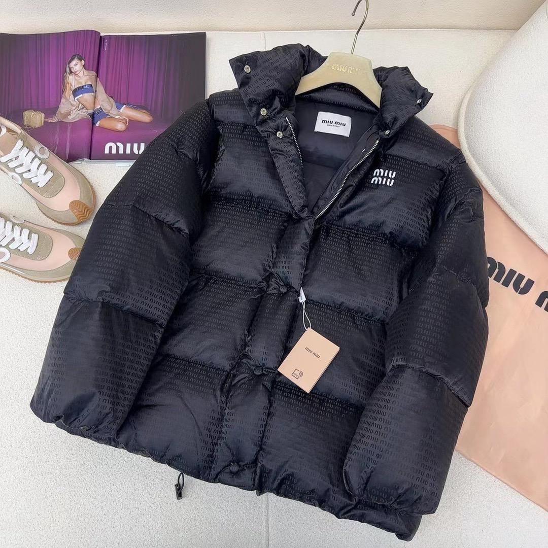 Chaqueta acolchada negra brillante