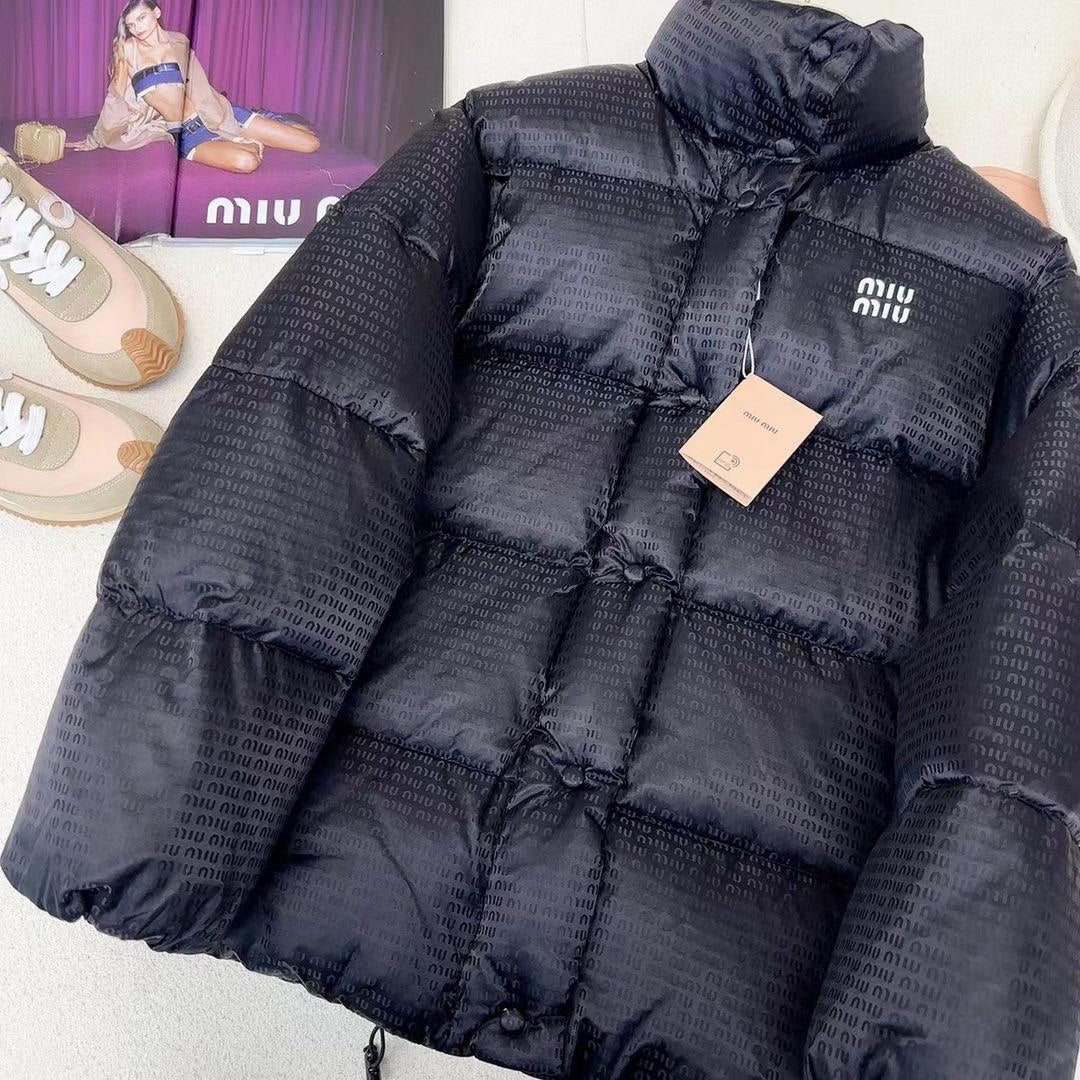 Chaqueta acolchada negra brillante