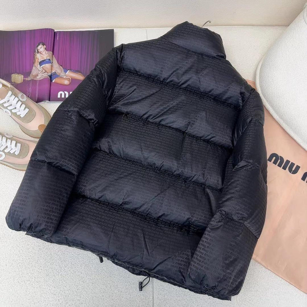 Chaqueta acolchada negra brillante