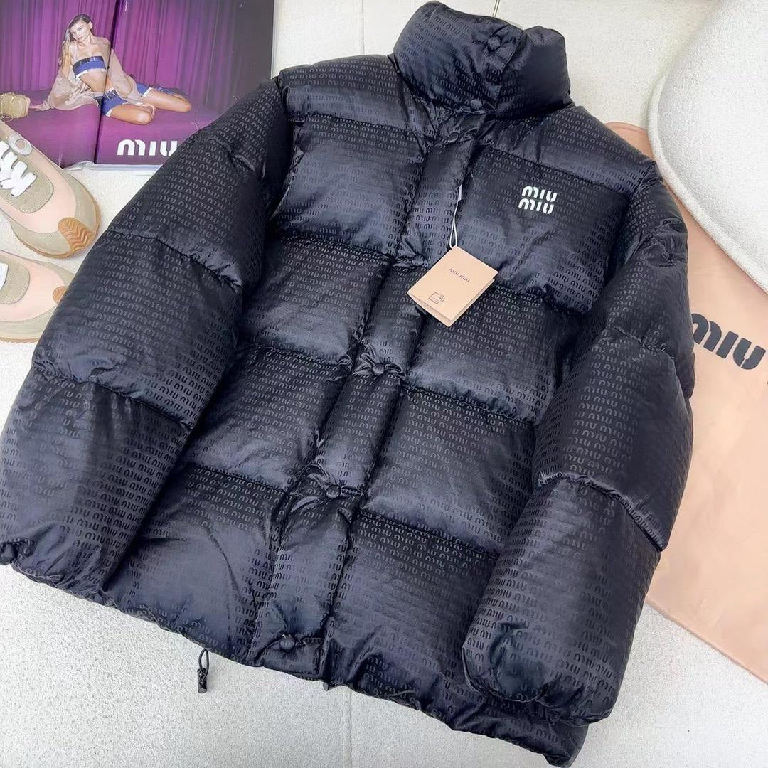Chaqueta acolchada negra brillante