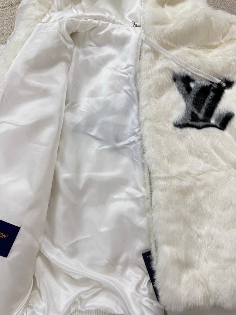 Sudadera blanca con cremallera y piel sintética