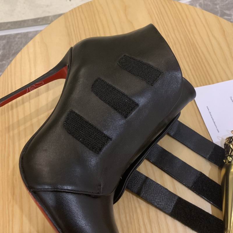 Botas con correa de cuero