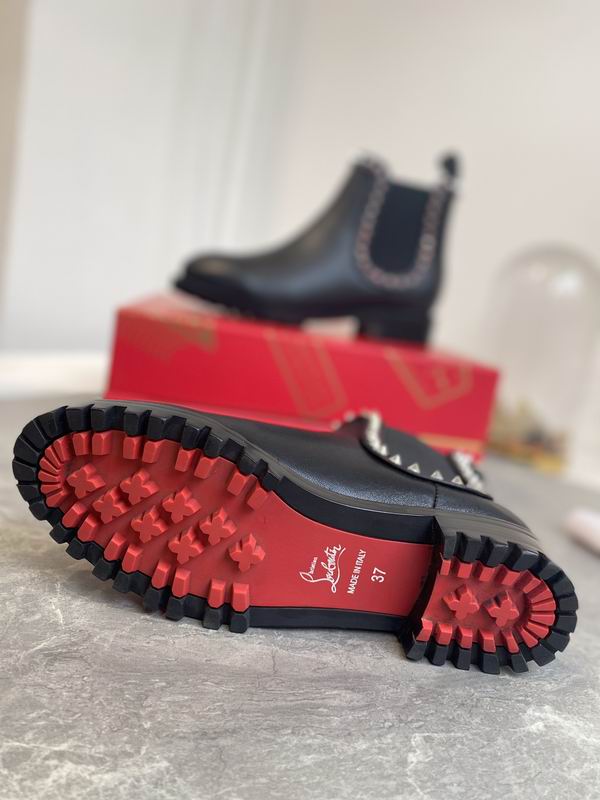 Botas de cuero con tachuelas