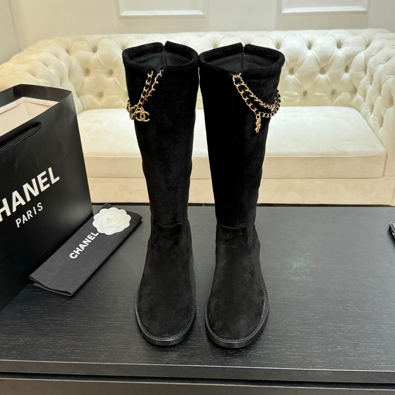 Botas negras de ante hasta la pantorrilla