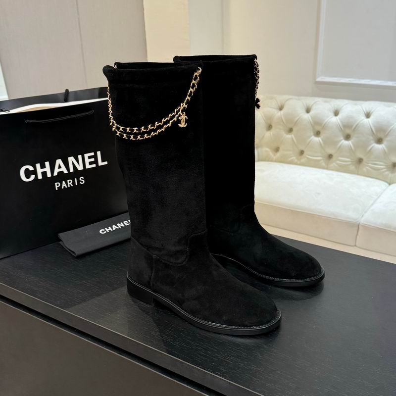 Botas negras de ante hasta la pantorrilla