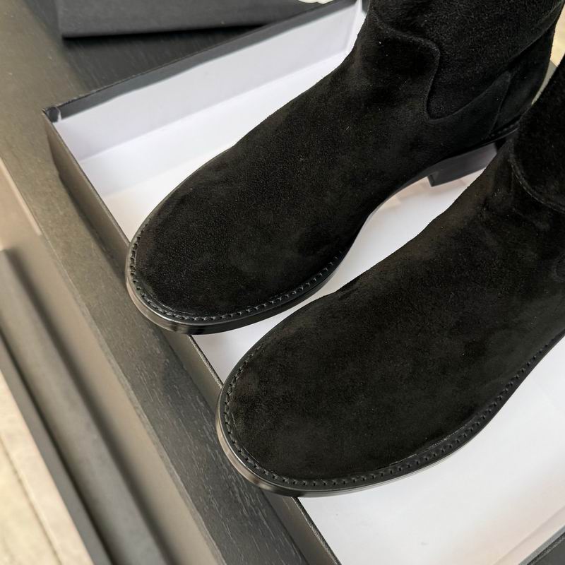 Botas negras de ante hasta la pantorrilla