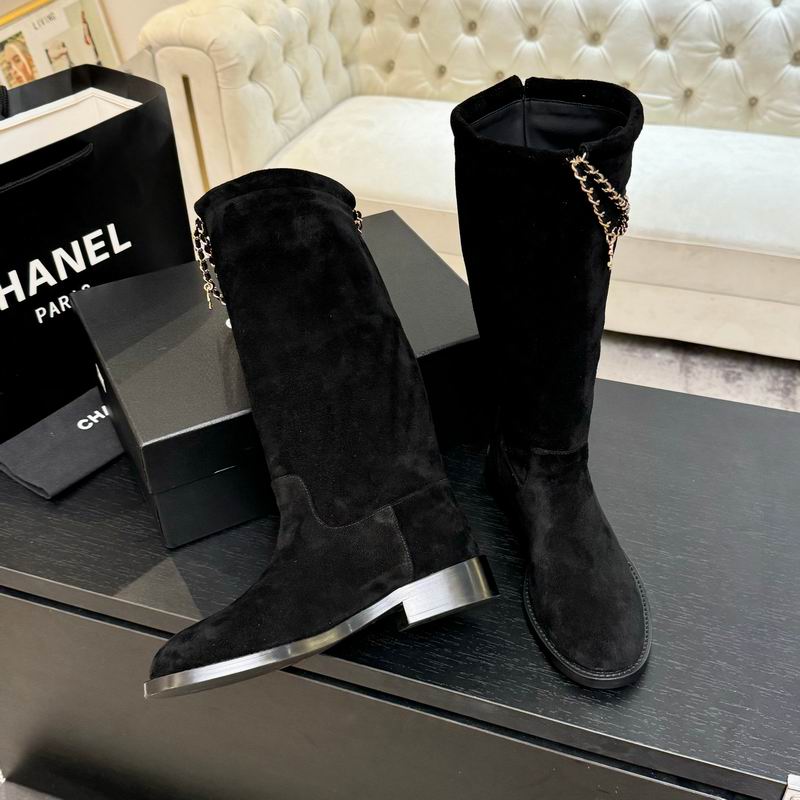 Botas negras de ante hasta la pantorrilla