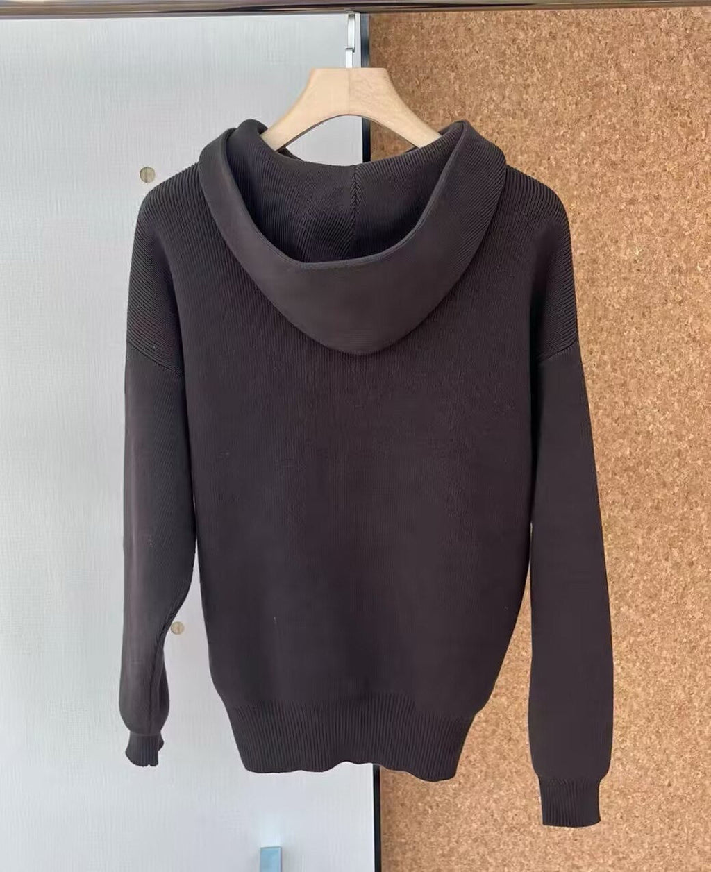 Un conjunto de ropa de estar por casa