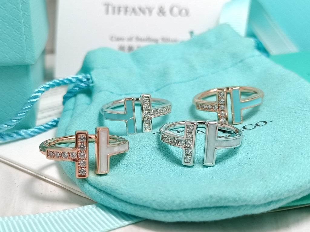 Anillo doble T de esmalte y diamantes