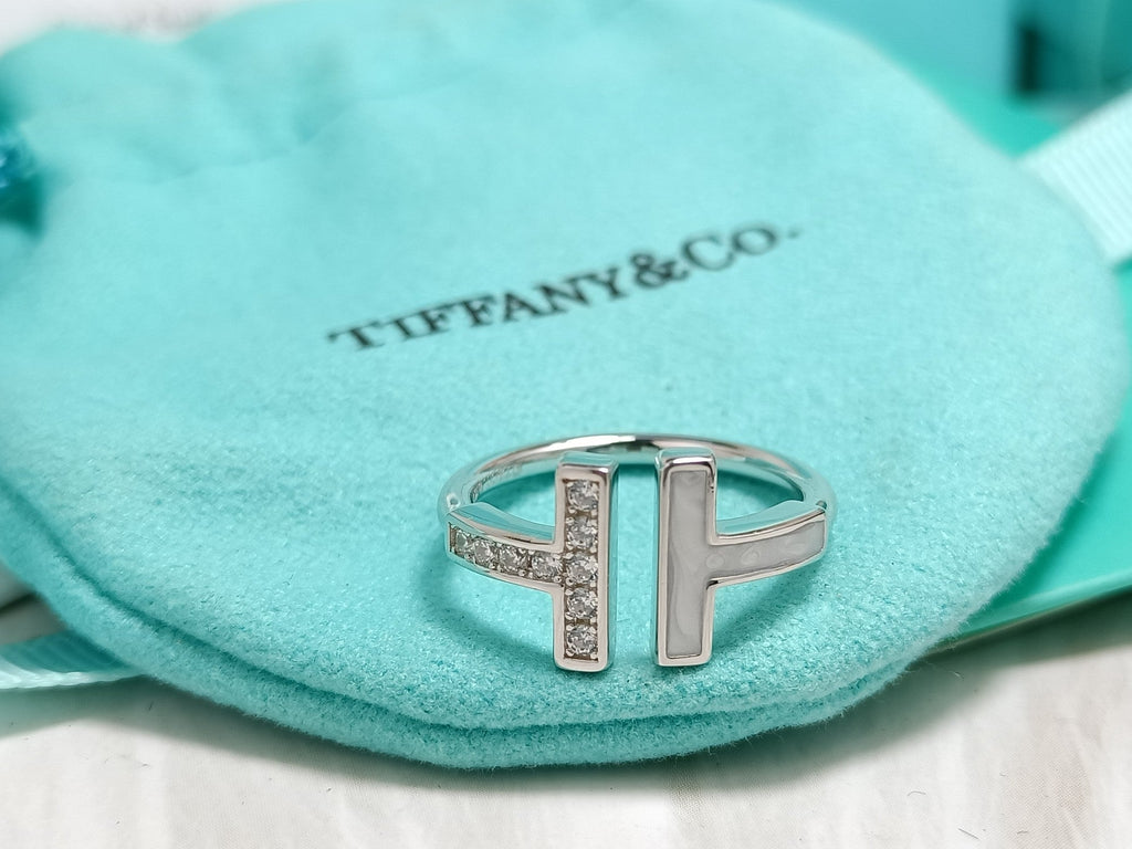 Anillo doble T de esmalte y diamantes