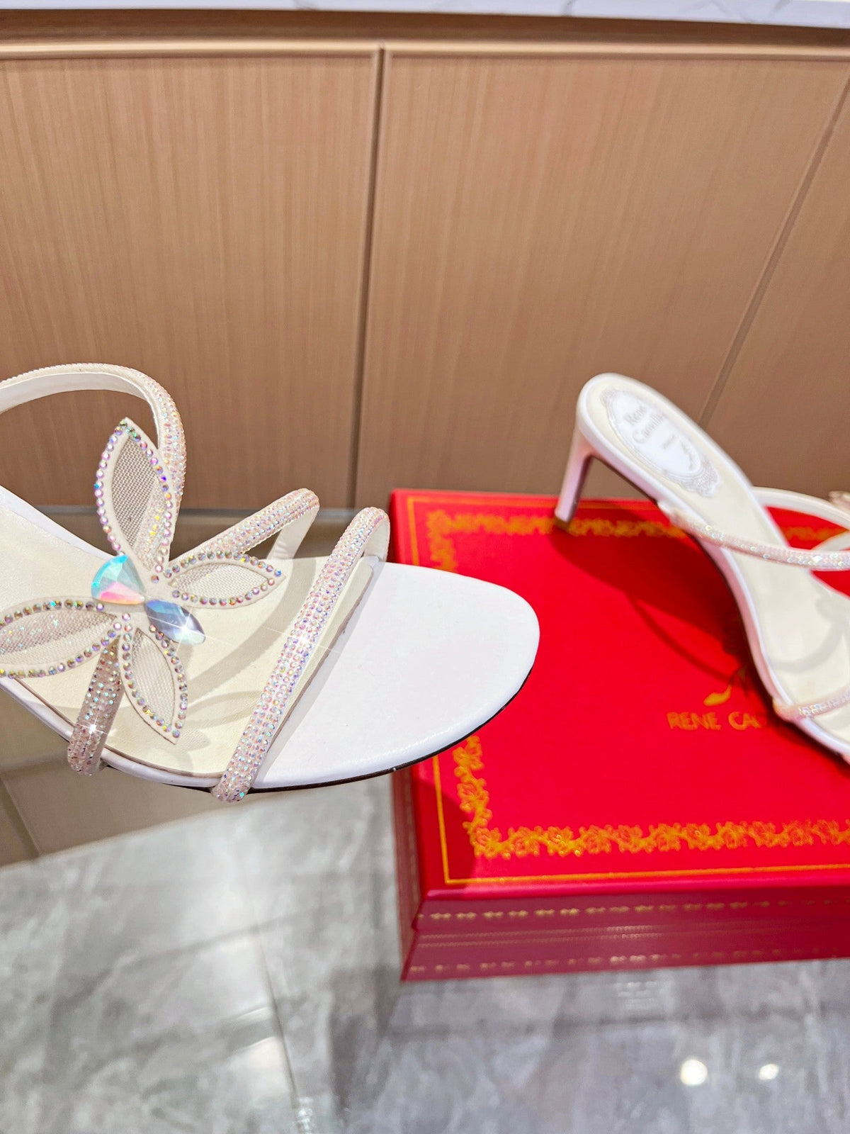 Sandalias de cristal con forma de flor de mantequilla