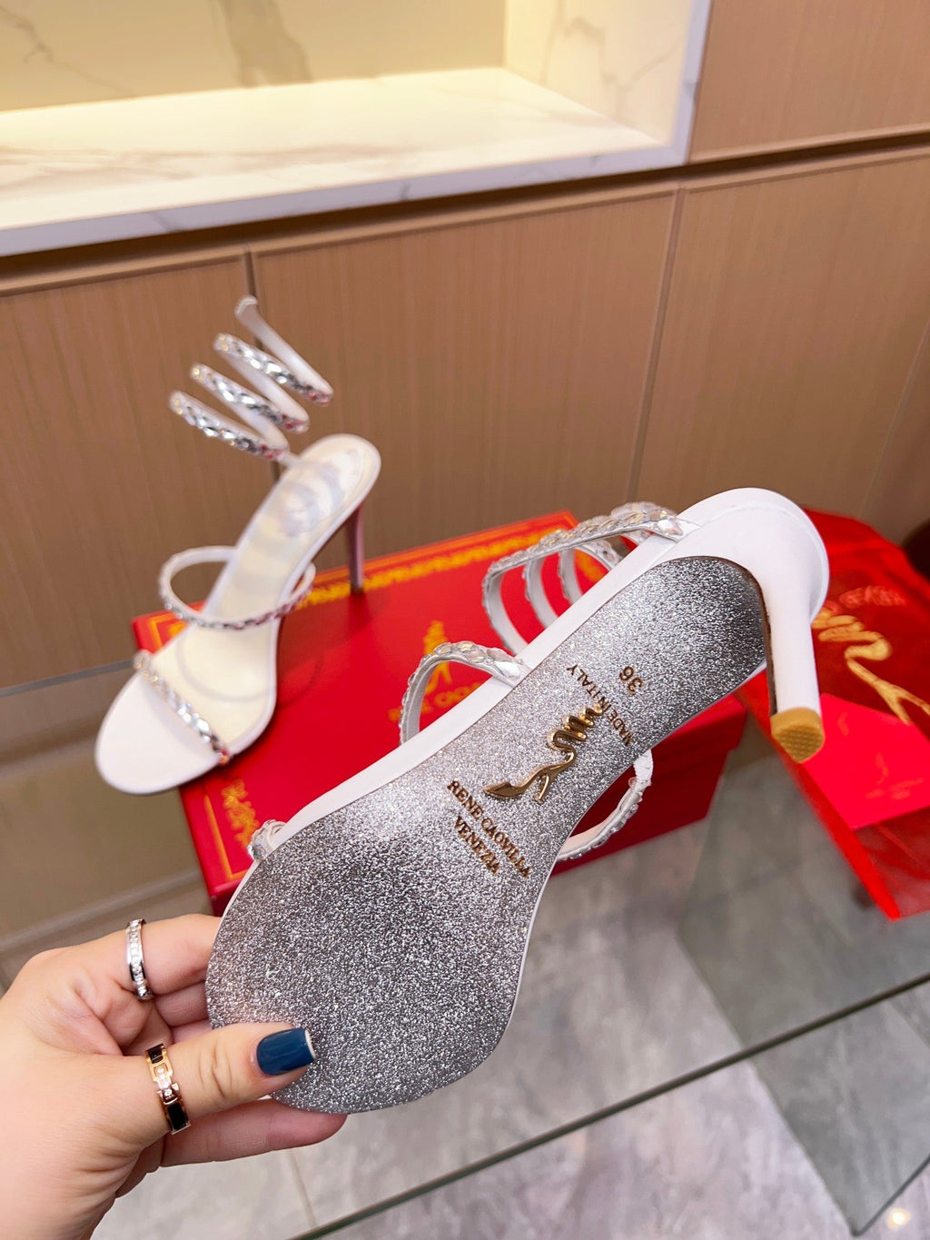 Sandalias de cristal con forma de serpiente