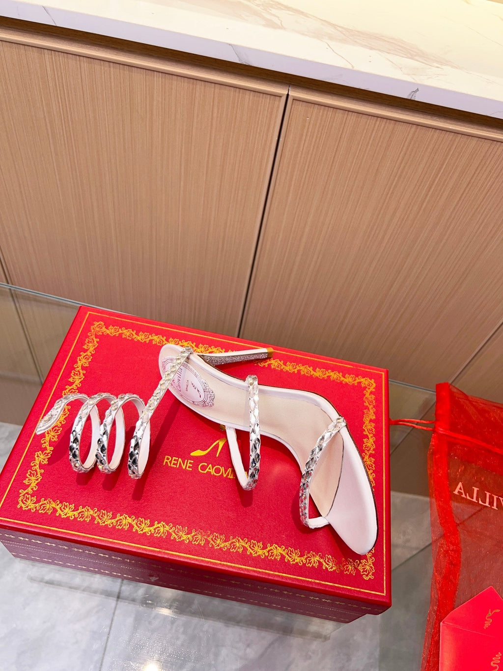 Sandalias de cristal con forma de serpiente