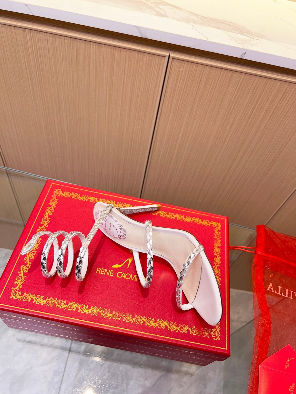 Sandalias de cristal con forma de serpiente