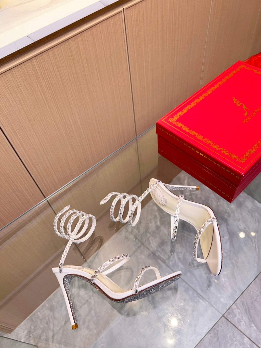 Sandalias de cristal con forma de serpiente