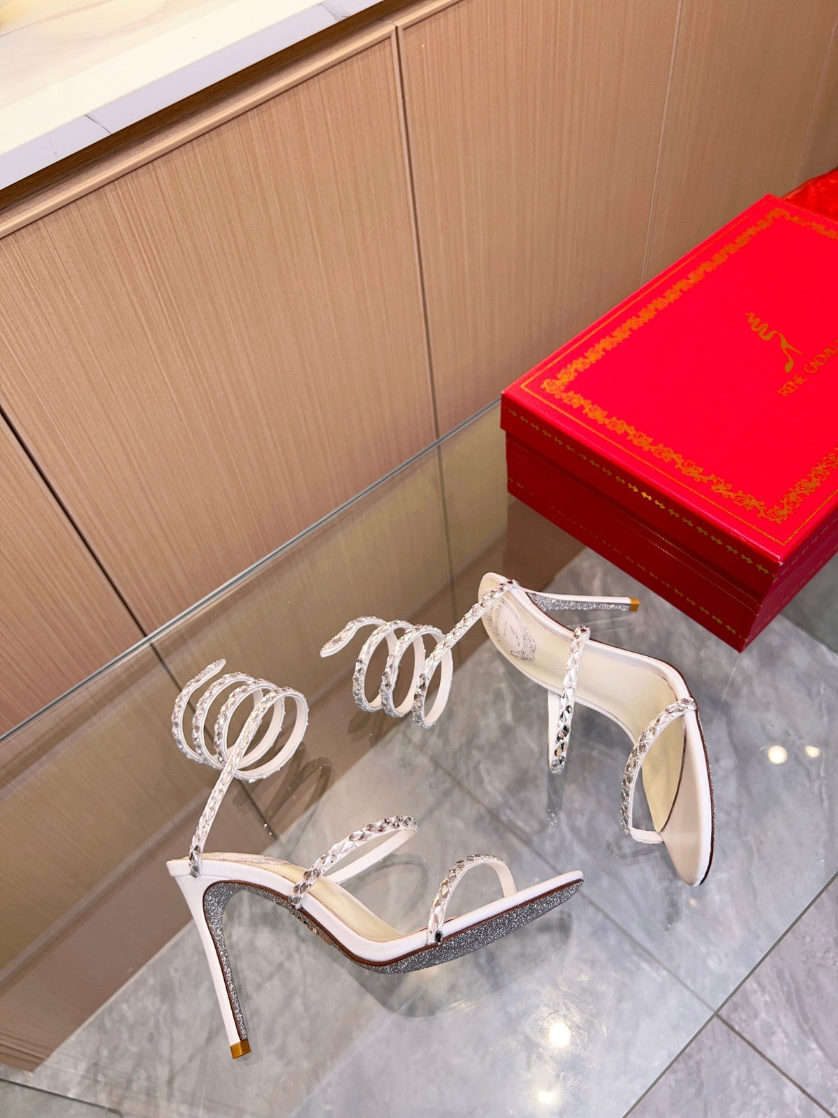 Sandalias de cristal con forma de serpiente