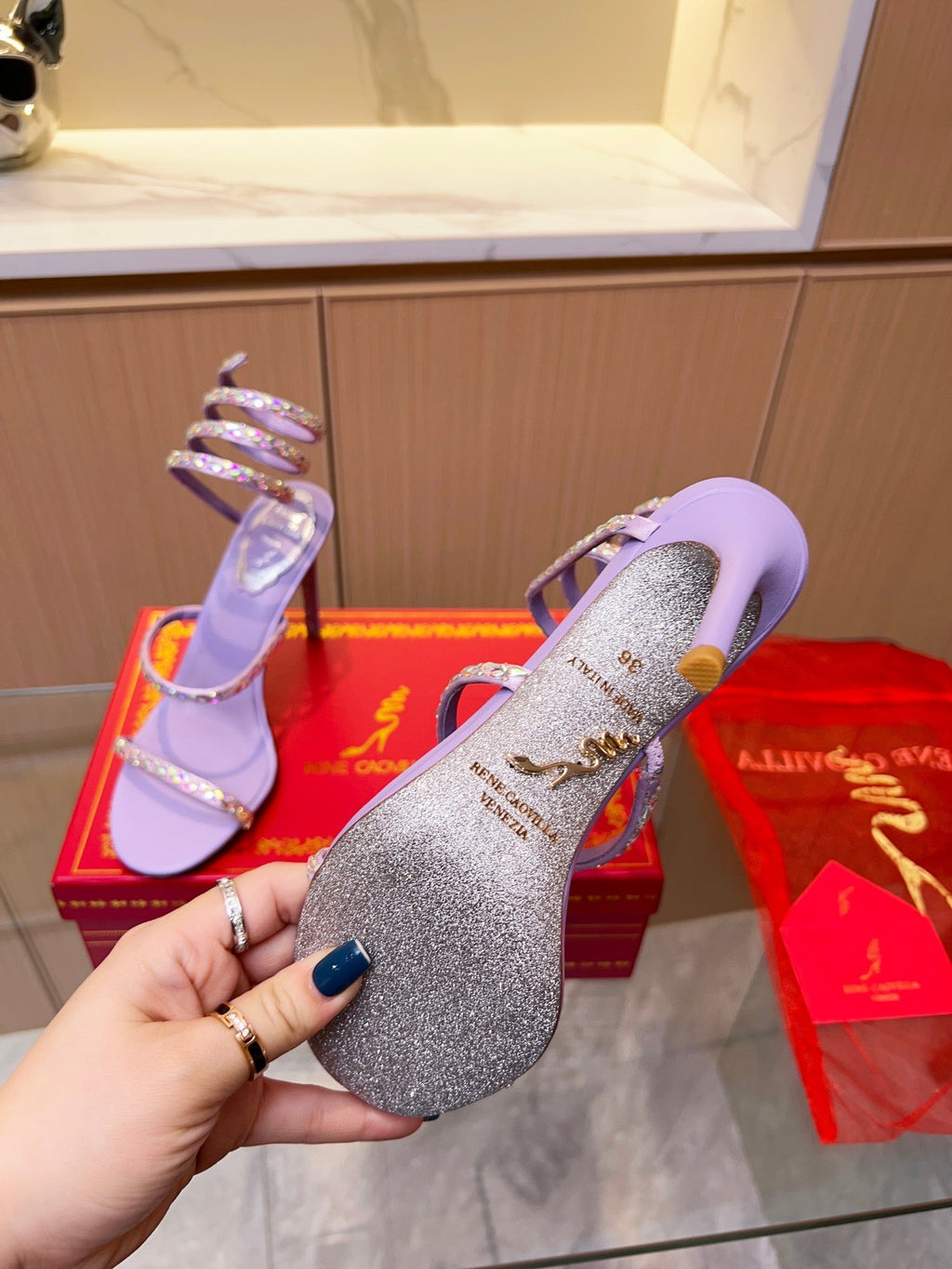 Sandalias de cristal con forma de serpiente