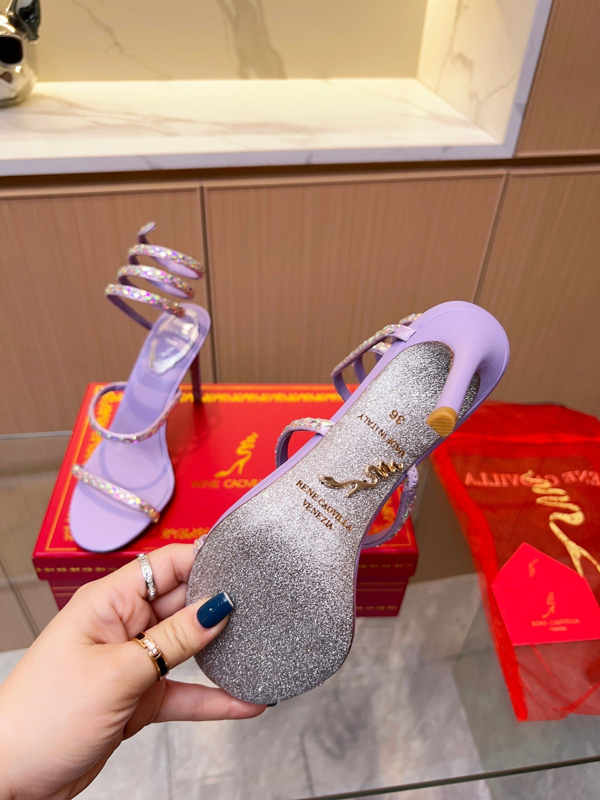 Sandalias de cristal con forma de serpiente