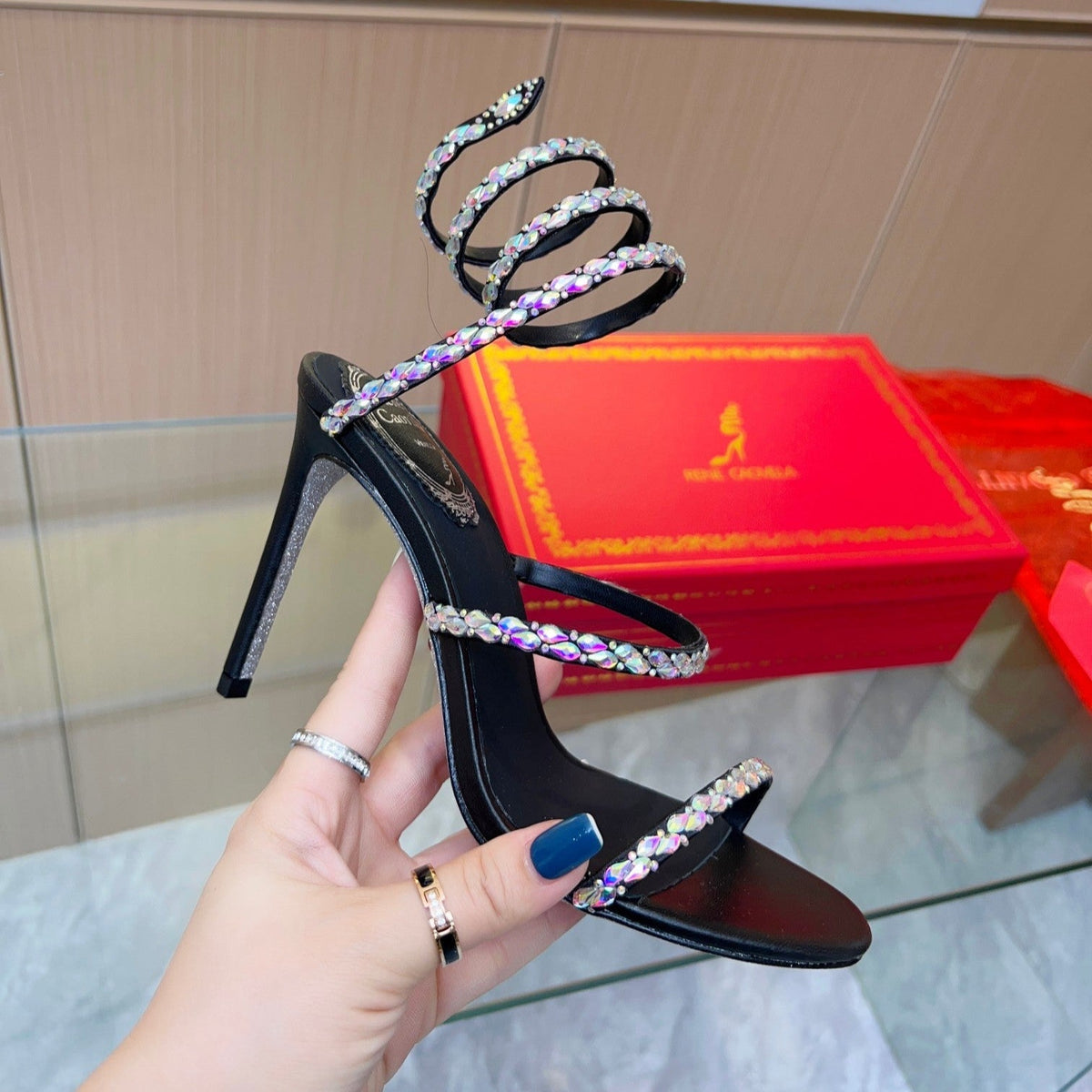 Sandalias de cristal con forma de serpiente