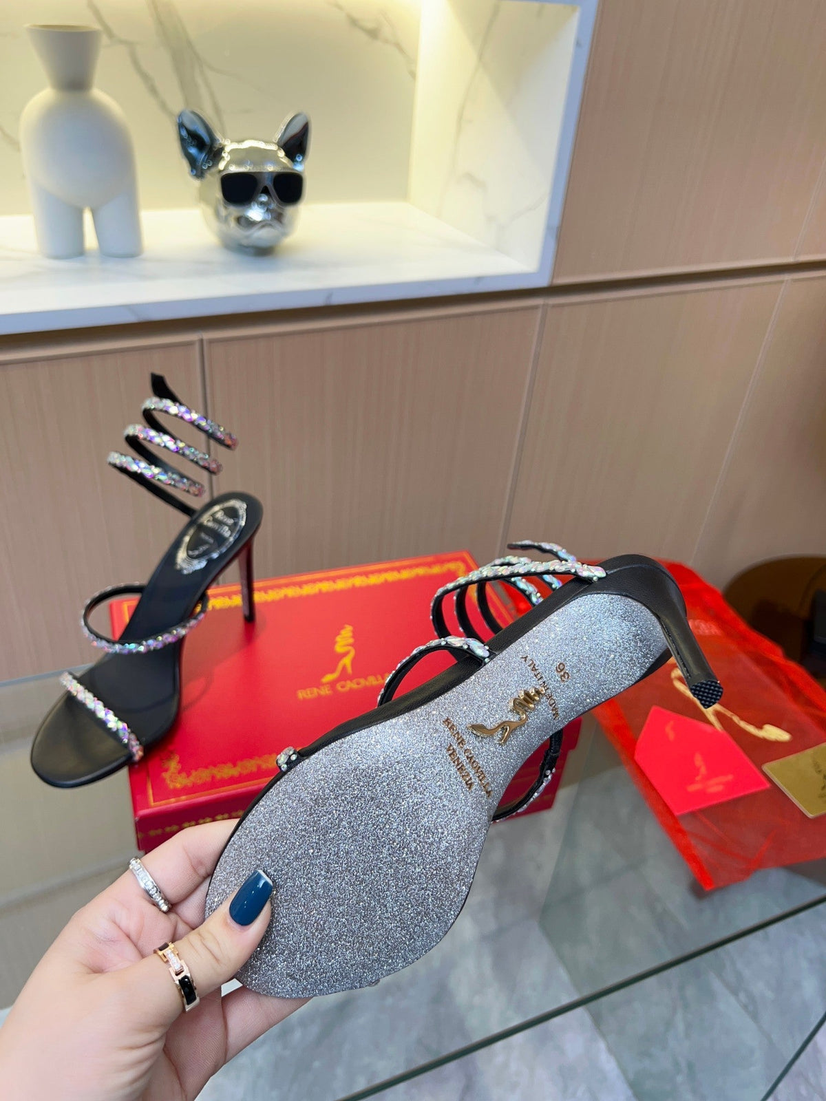 Sandalias de cristal con forma de serpiente