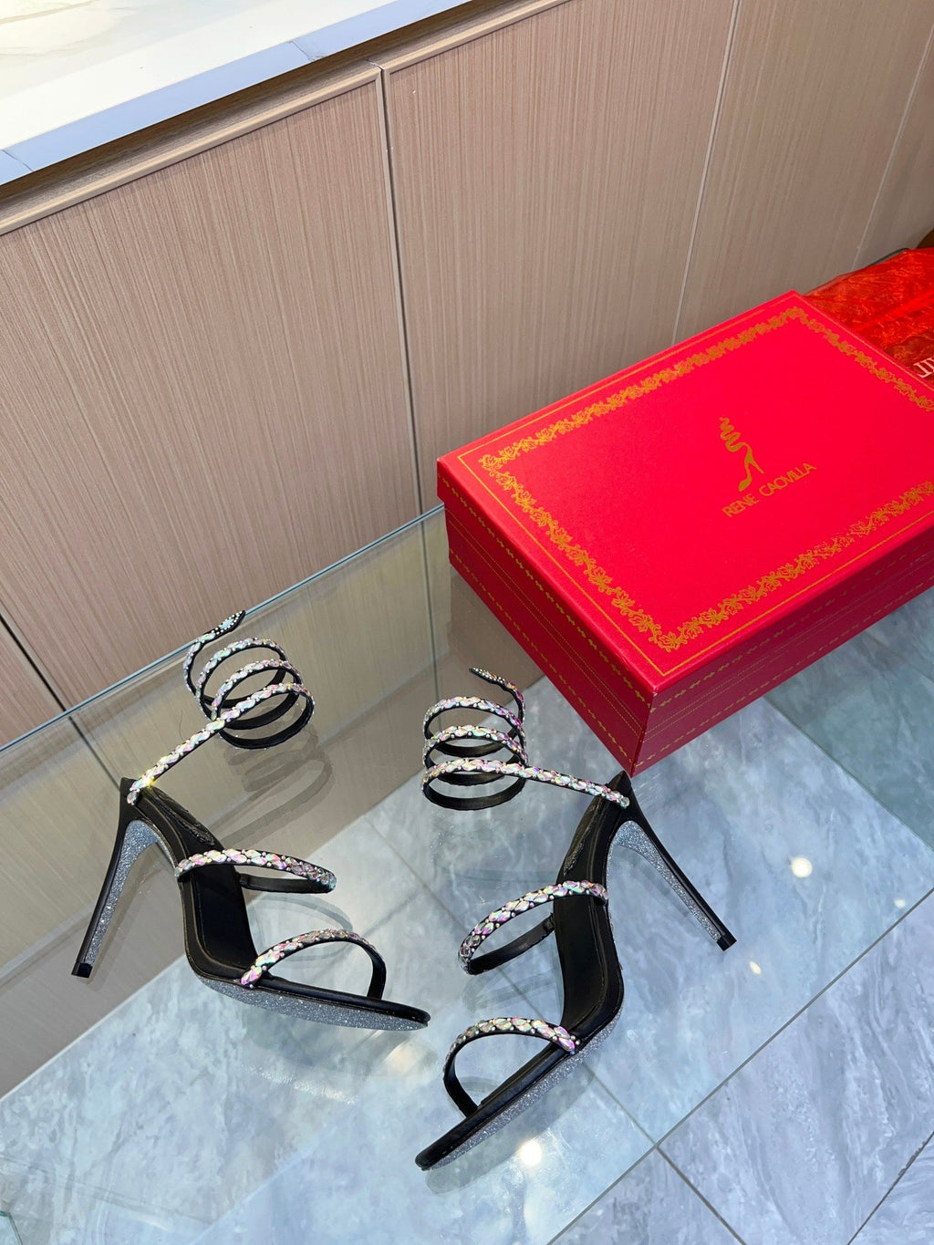 Sandalias de cristal con forma de serpiente