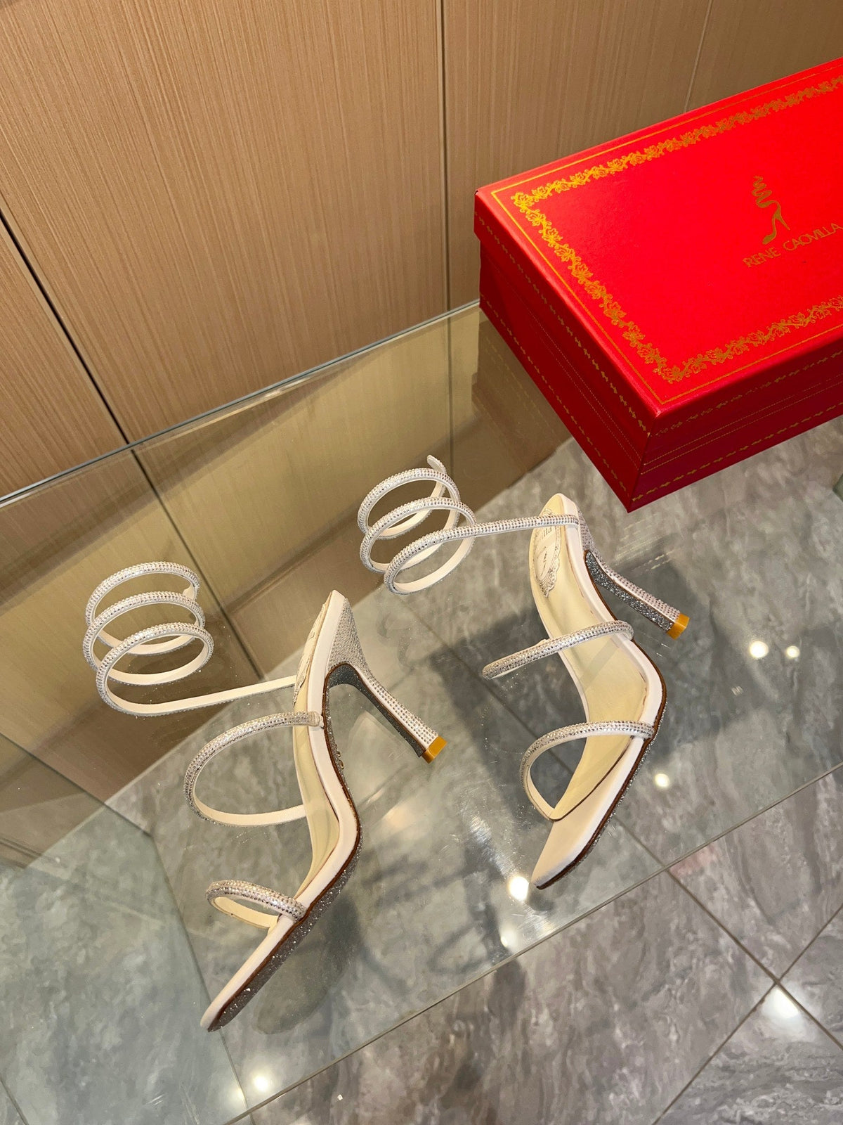 Sandalias Cleo con tira de cristal