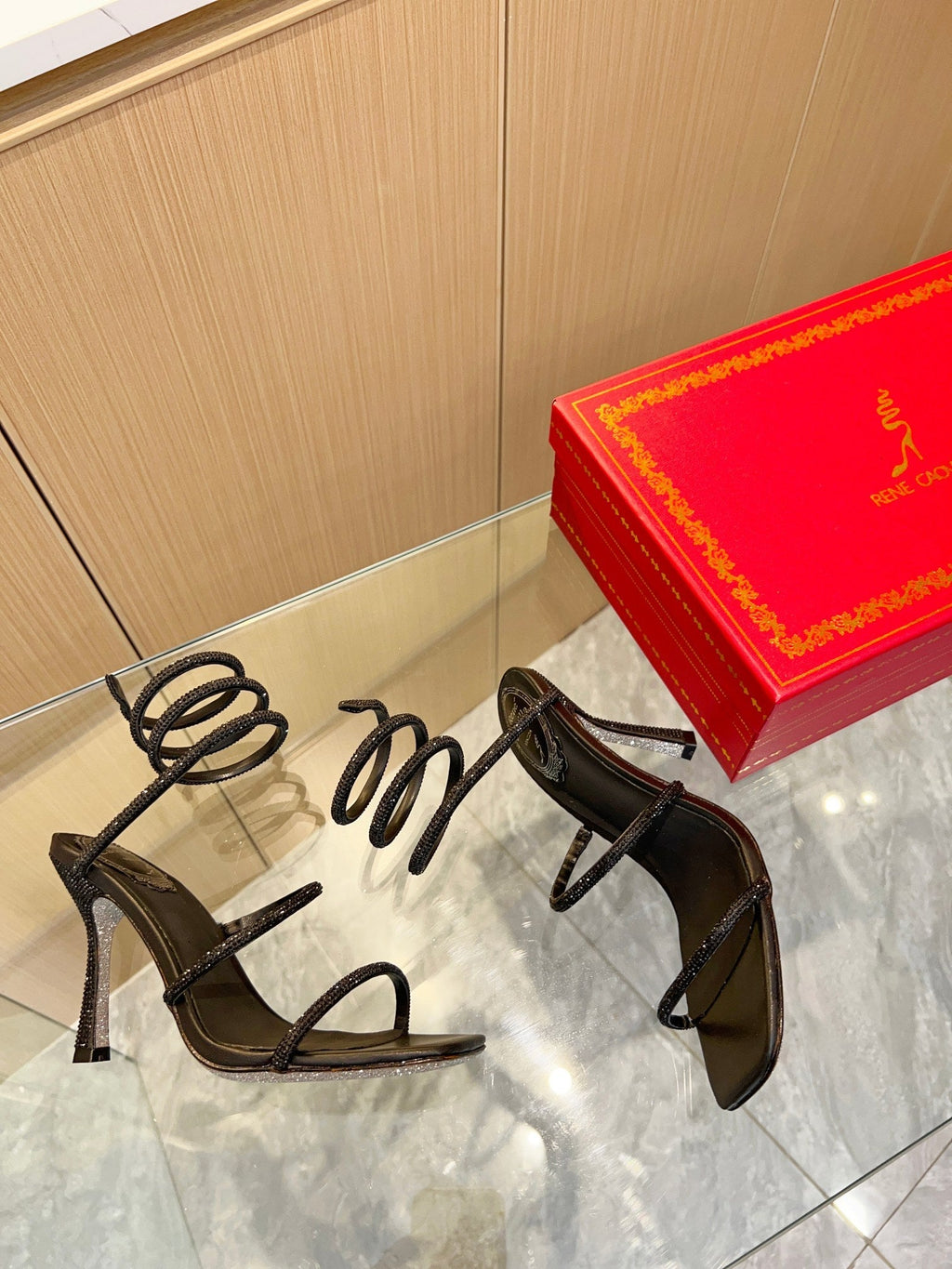 Sandalias Cleo con tira de cristal
