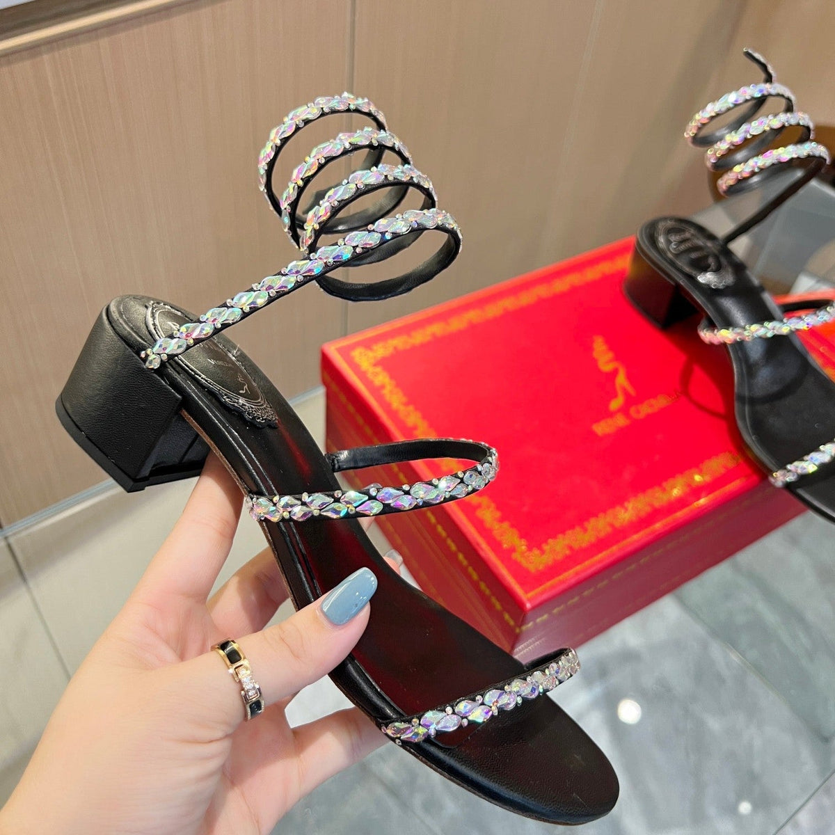 Sandalias de cristal con forma de serpiente