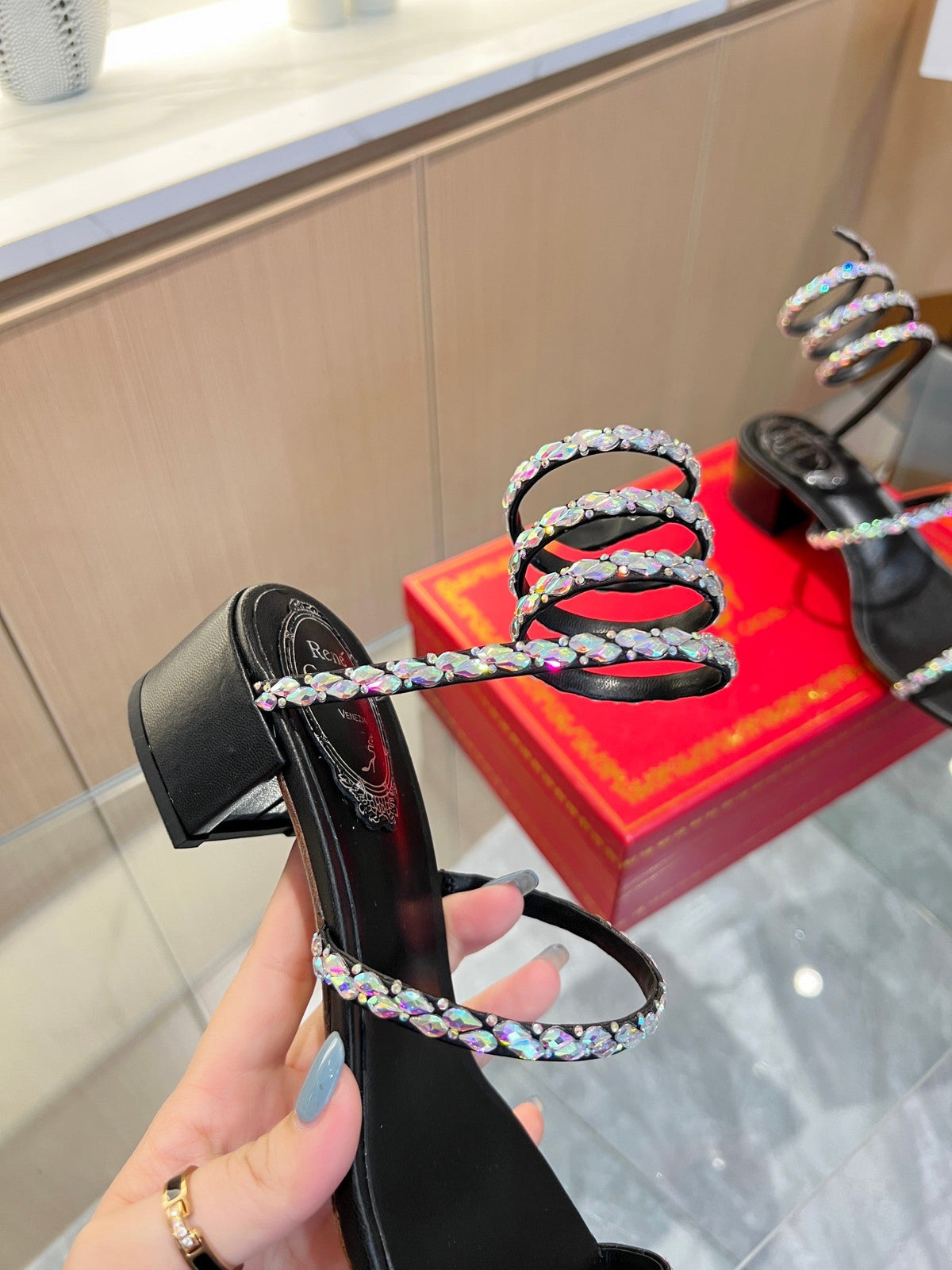 Sandalias de cristal con forma de serpiente