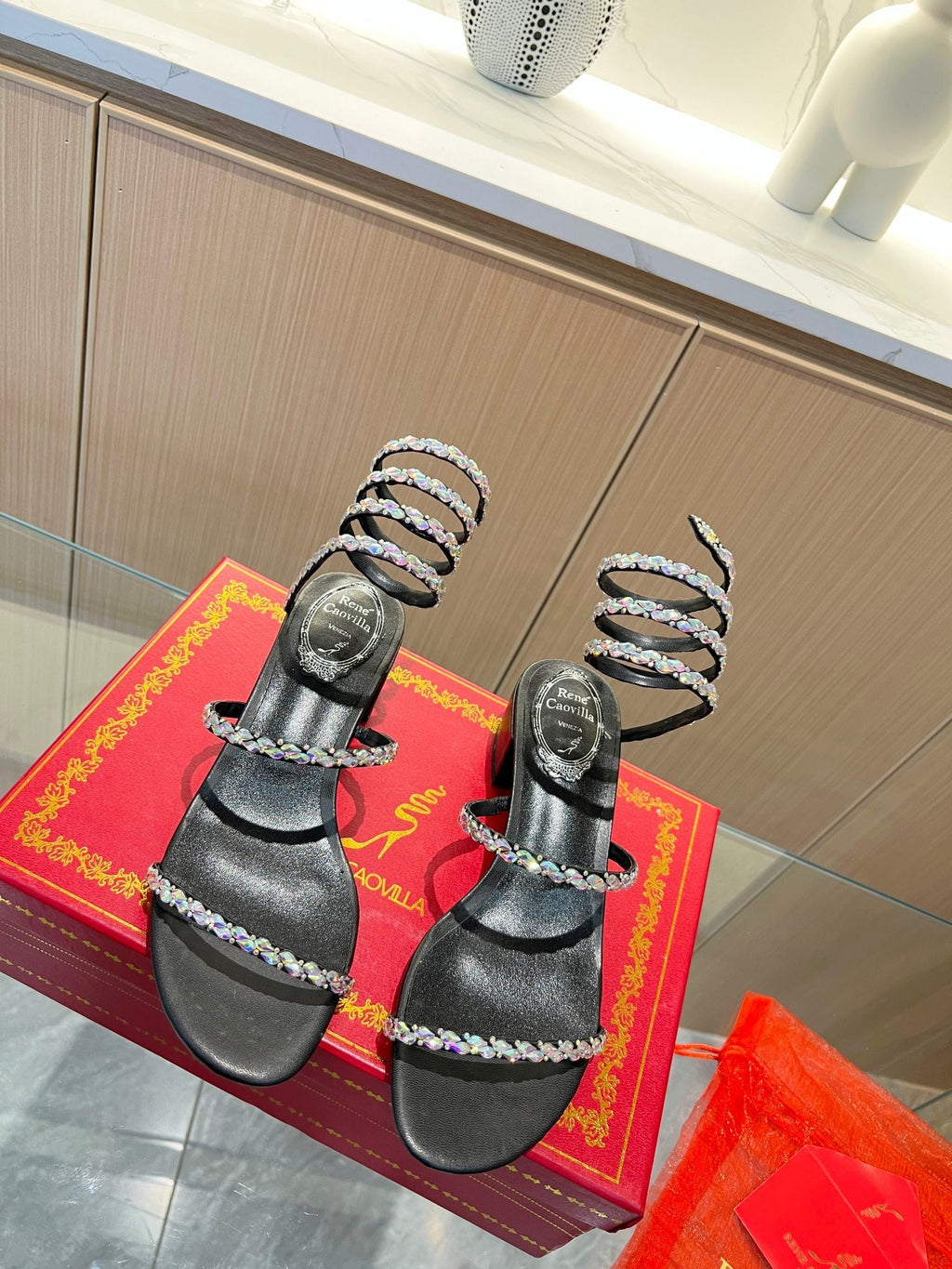 Sandalias de cristal con forma de serpiente