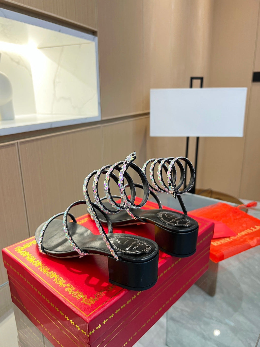 Sandalias de cristal con forma de serpiente