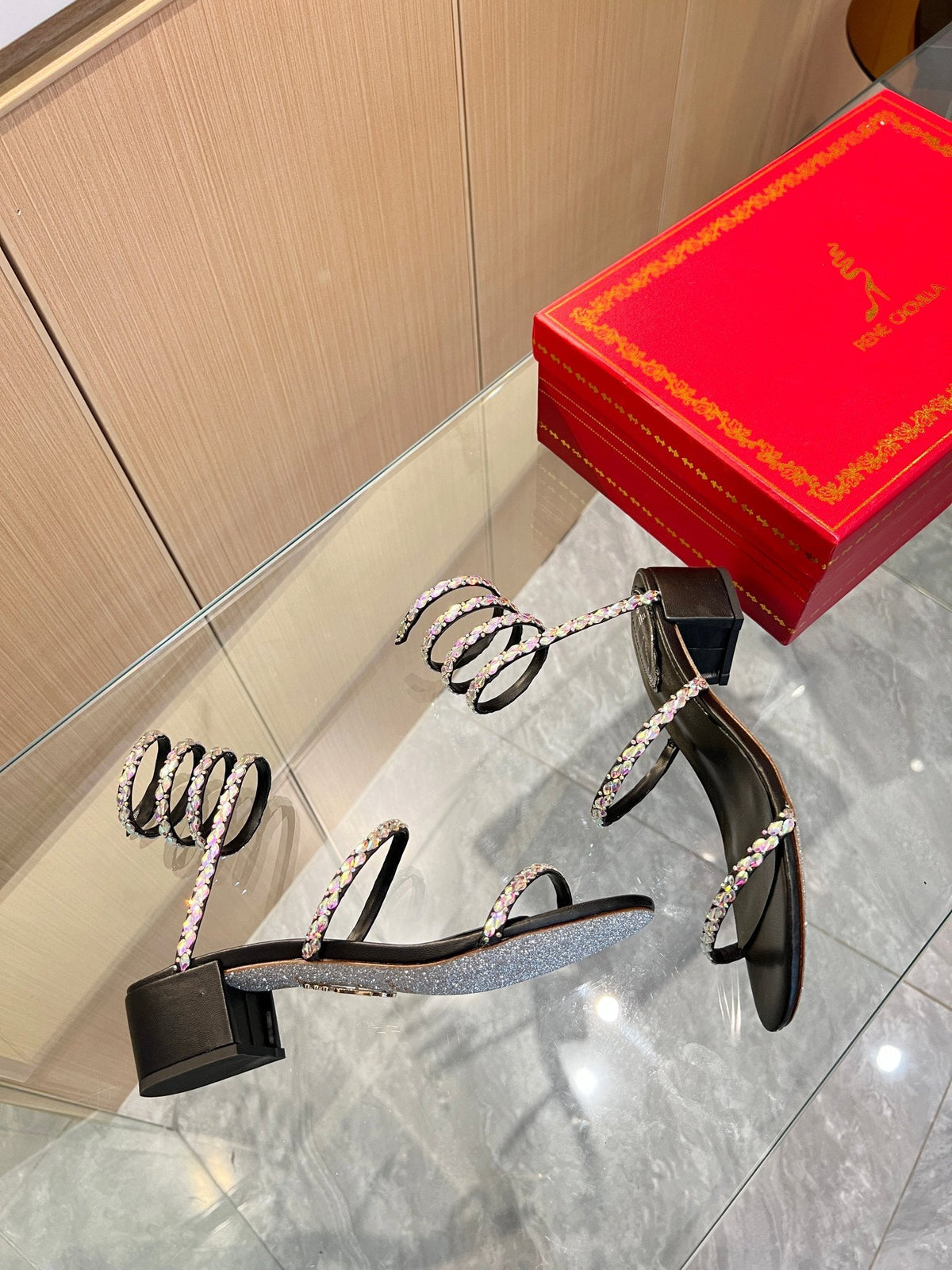 Sandalias de cristal con forma de serpiente