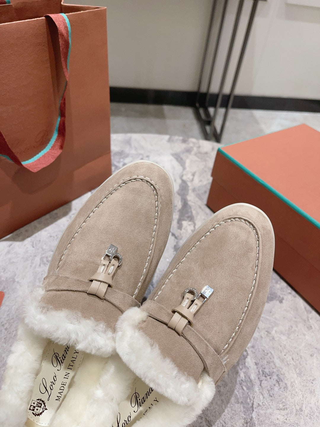 Mocasines de cuero con borlas