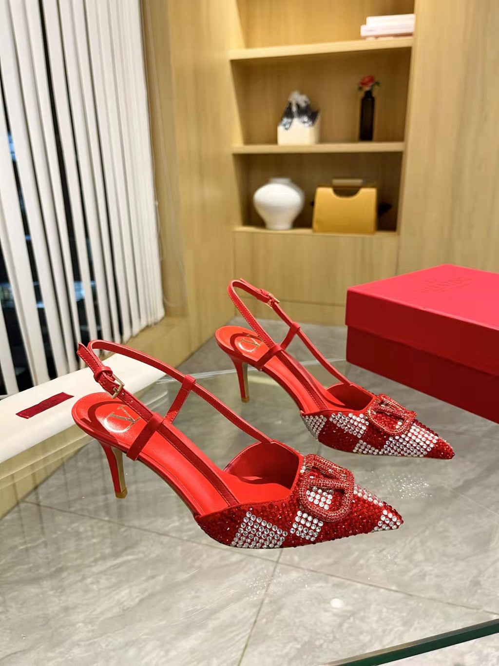Tacones con hebilla en V