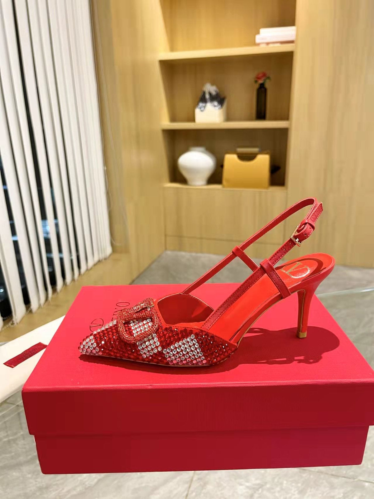 Tacones con hebilla en V