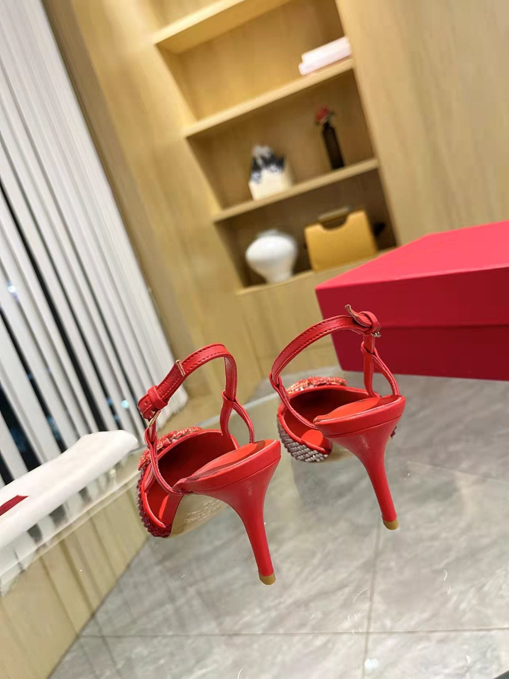 Tacones con hebilla en V