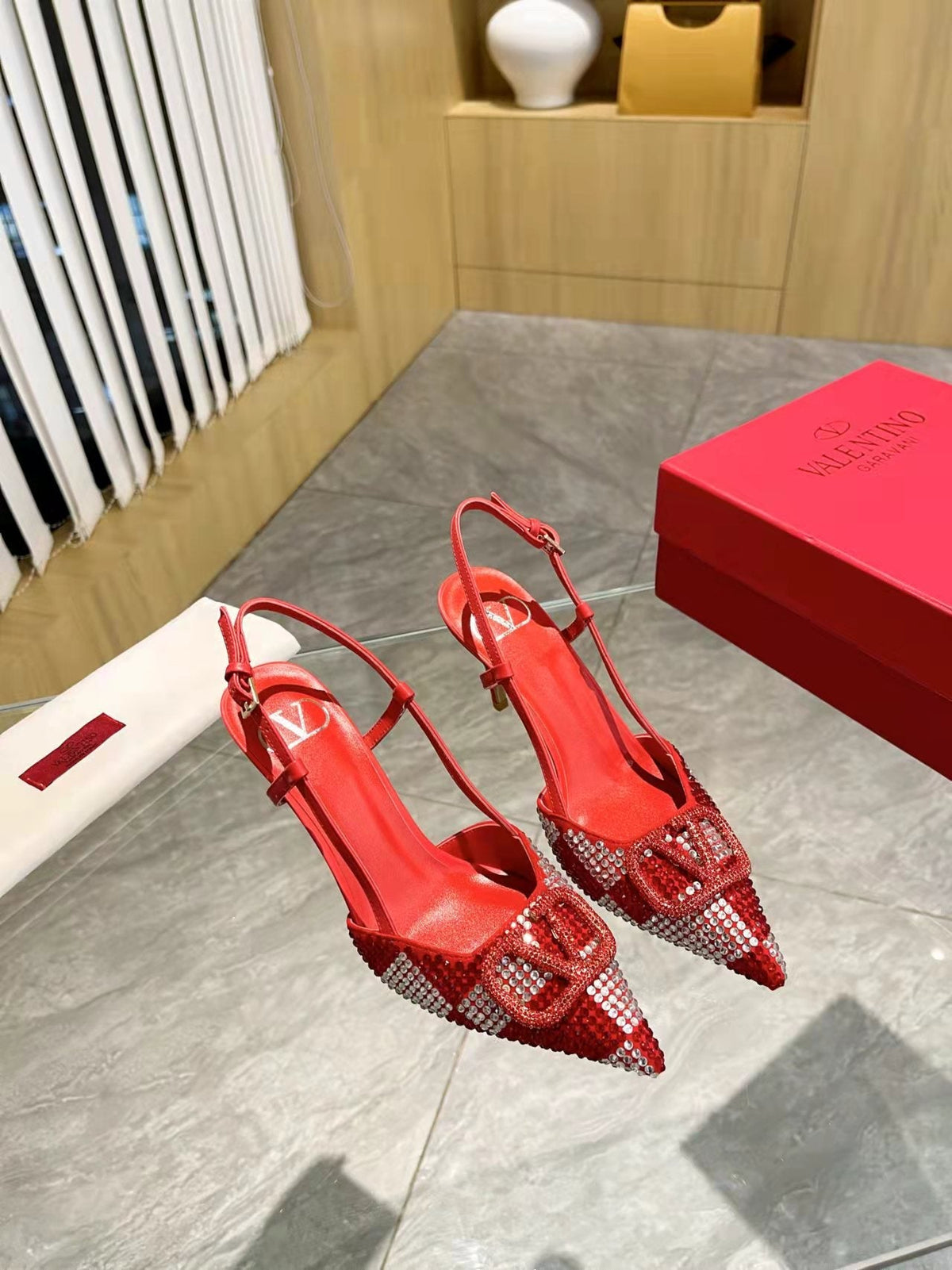 Tacones con hebilla en V