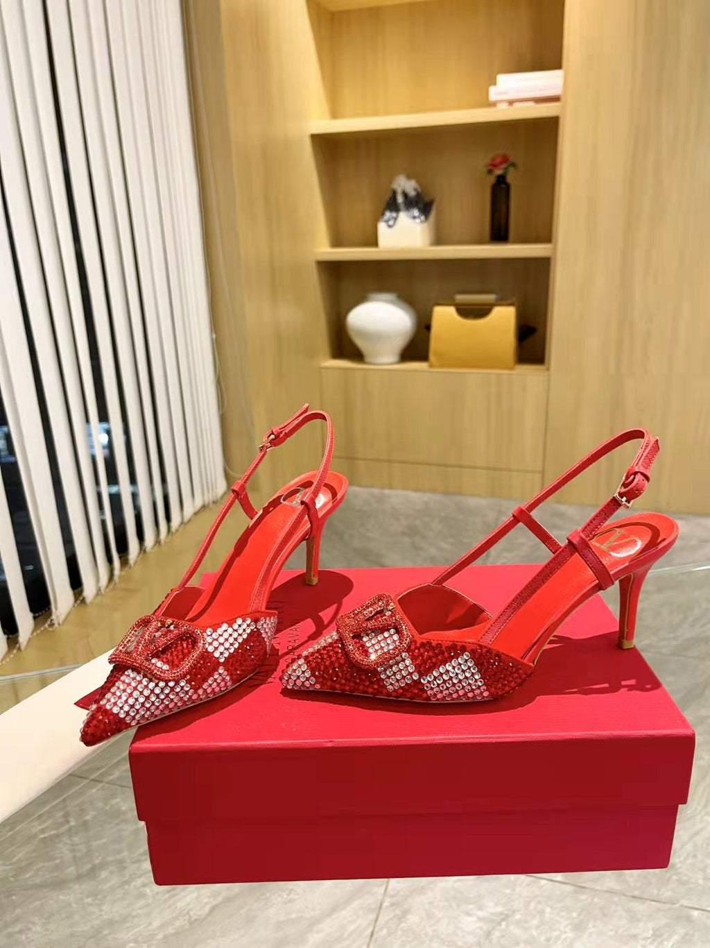 Tacones con hebilla en V