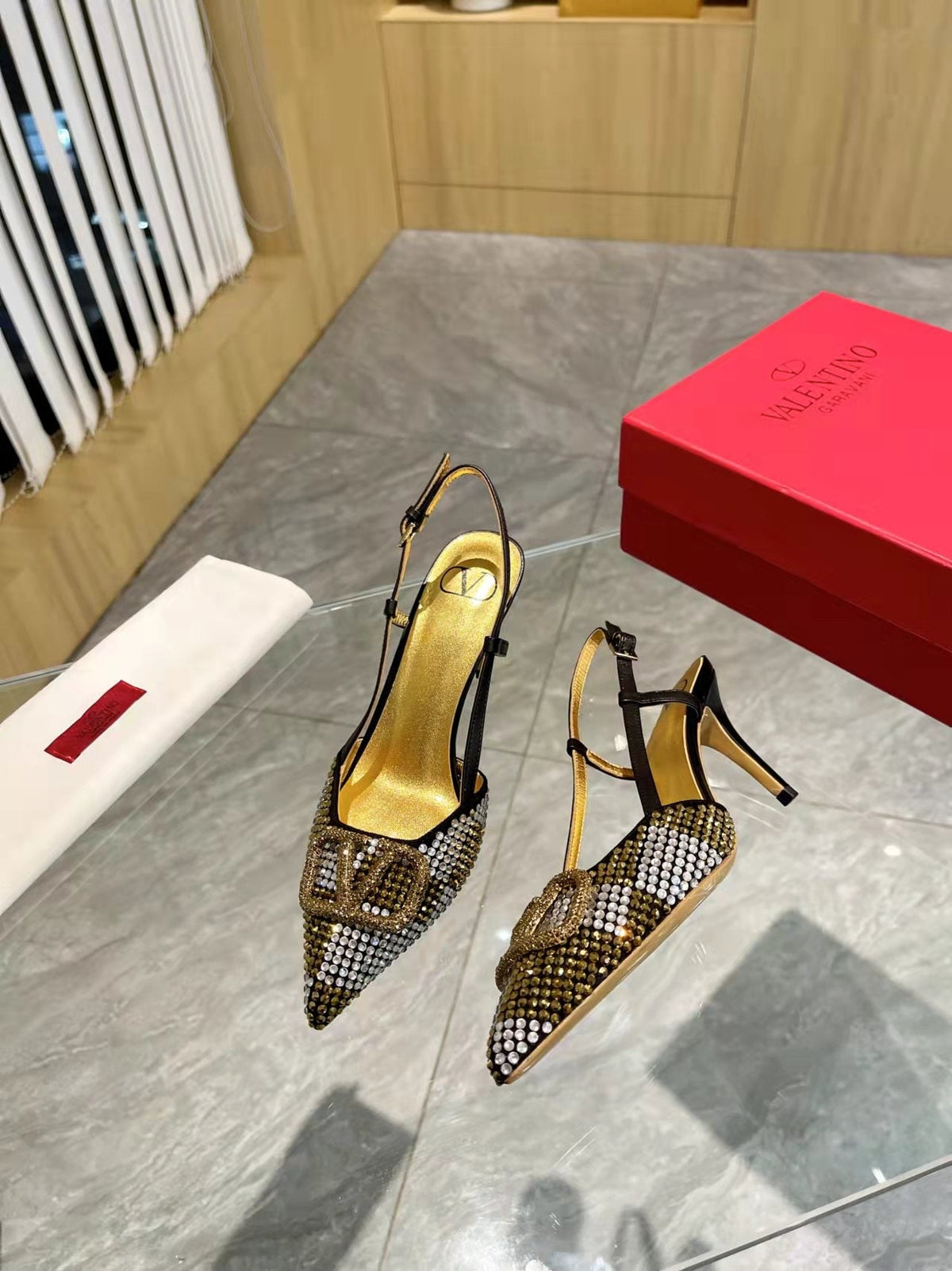 Tacones con hebilla en V