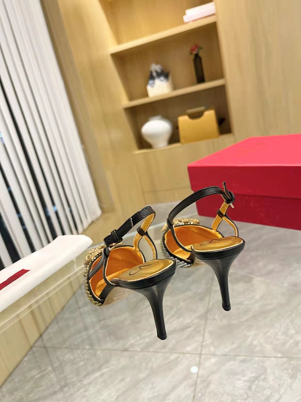 Tacones con hebilla en V